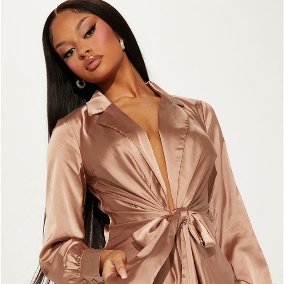 🥂🍾FASHION NOVA 2 PC SATIN CHAMPAGNE TIE IN FRONT SKIRT SET VERY SEXY - Picture 3 of 10
